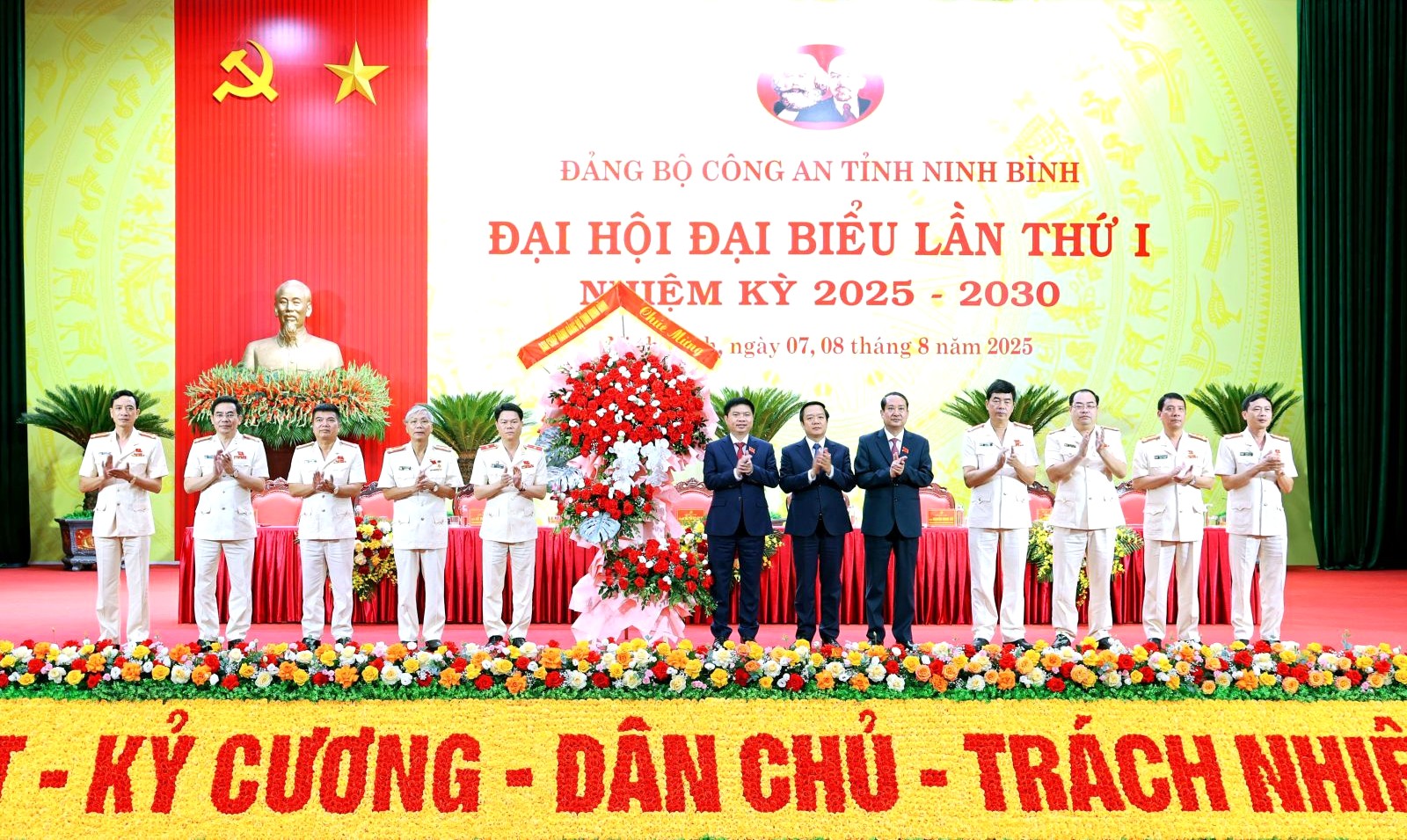 Các đồng chí Thường trực Tỉnh uỷ tặng hoa chúc mừng Đại hội