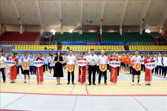 Trao cờ lưu niệm cho các đoàn tham dự giải. Trao cờ lưu niệm cho các đoàn tham dự giải.