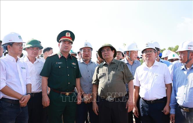 Thủ tướng Phạm Minh Chính kiểm tra tiến độ thi công Dự án Đường dây 500 kV Lào Cai - Vĩnh Yên trên địa bàn xã Thái Hoà, tỉnh Phú Thọ. Ảnh: Dương Giang/TTXVN