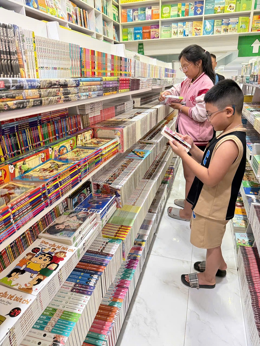 Phụ huynh, học sinh tới nhà sách tìm hiểu sách tham khảo, truyện... Phụ huynh, học sinh tới nhà sách tìm hiểu sách tham khảo, truyện...