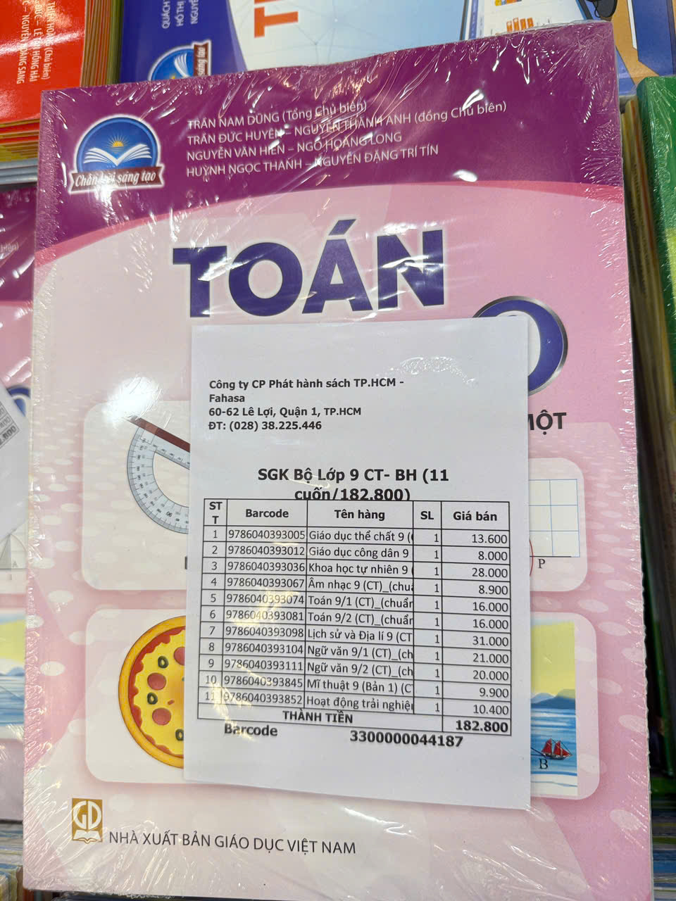 Một trong những điểm sáng của thị trường SGK năm nay là việc giảm giá đáng kể, từ 10% đến 30%, tùy thuộc vào cấp học và bộ sách Một trong những điểm sáng của thị trường SGK năm nay là việc giảm giá đáng kể, từ 10% đến 30%, tùy thuộc vào cấp học và bộ sách