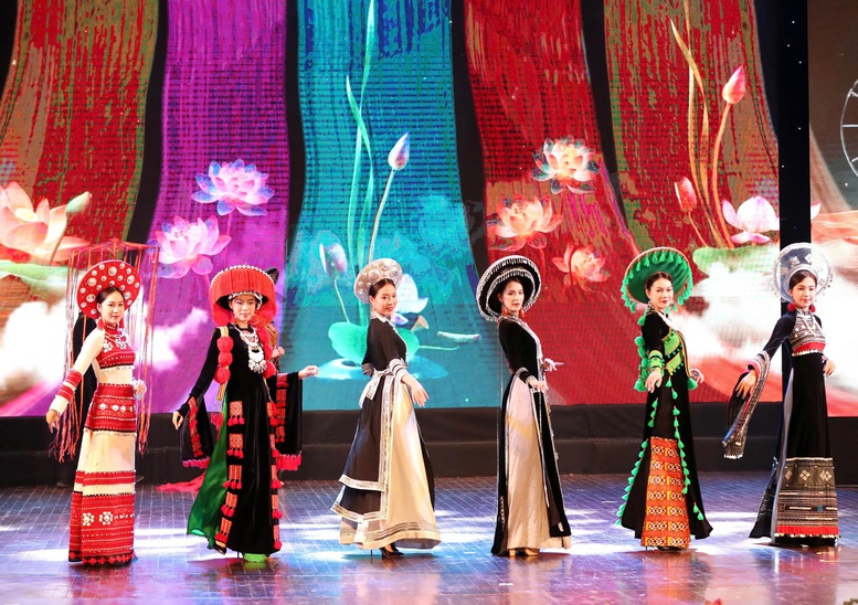 Trình diễn sưu tập áo dài đặc sắc tại lễ ra mắt. Ảnh: Trần Huấn