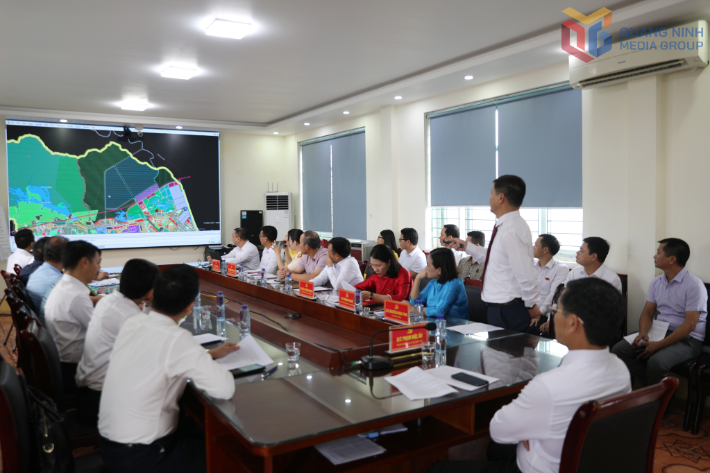 Chủ tịch UBND tỉnh Quảng Ninh nghe báo cáo kế hoạch triển khai đầu tư các dự án.