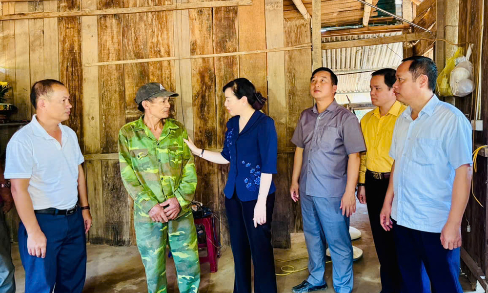 Đồng chí Nguyễn Thị Hà cùng thành viên đoàn công tác thăm hỏi người dân xã Con Cuông.