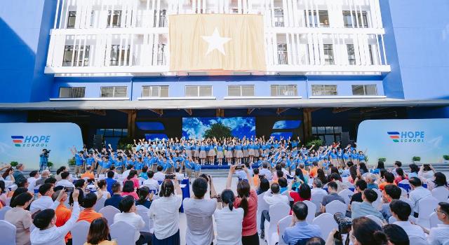 Các em học sinh Trường Hy Vọng biểu diễn văn nghệ tự biên đạo chào mừng khánh thành ngôi trường