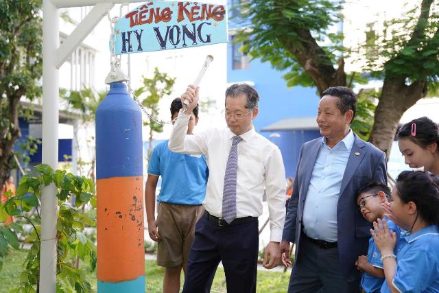 Bí thư Thành ủy Đà Nẵng Nguyễn Văn Quảng và ông Trương Gia Bình cùng các em học sinh đánh tiếng kẻng Hy Vọng mừng khánh thành trường.