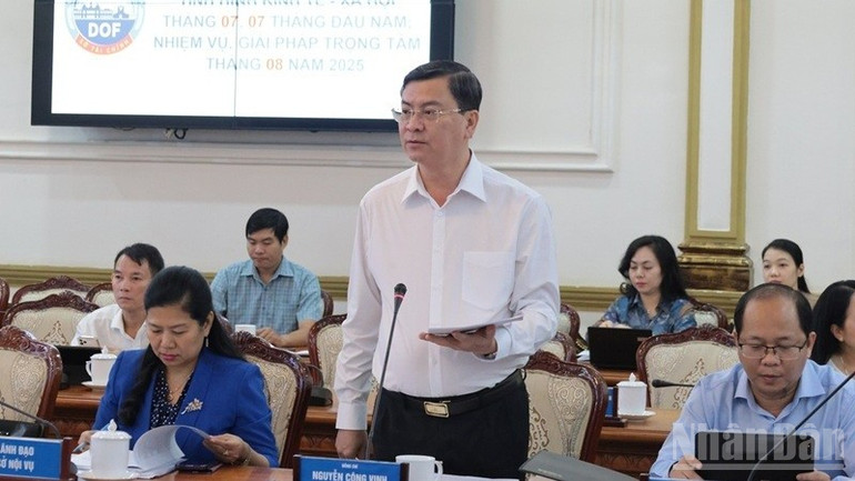 Đại biểu phát biểu tại cuộc họp. Đại biểu phát biểu tại cuộc họp.