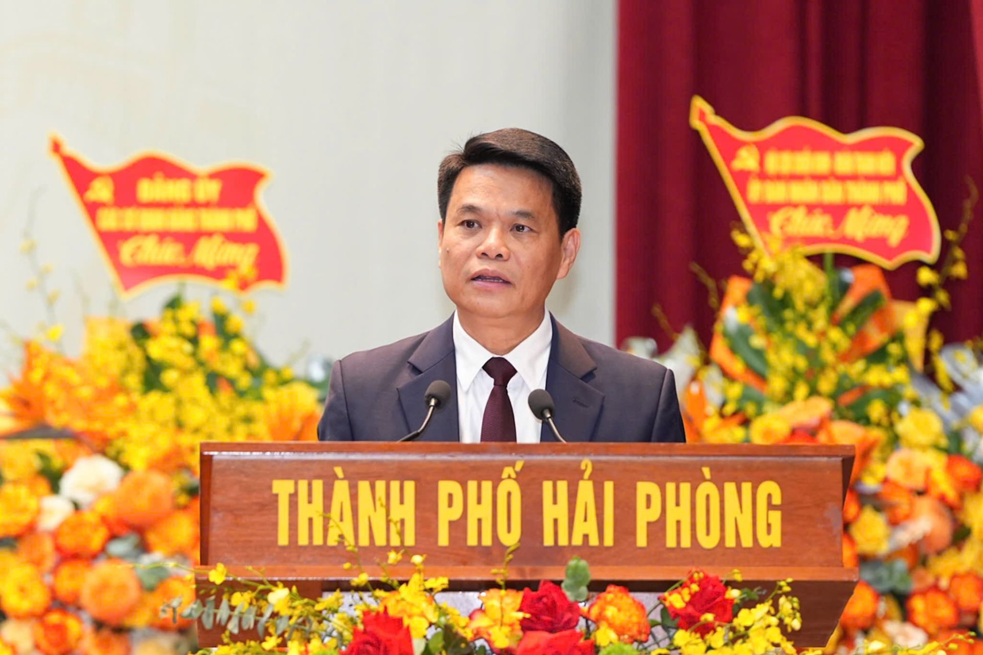 Đồng chí Lê Ngọc Châu, Phó Bí thư Thành uỷ, Bí thư Đảng ủy UBND thành phố, Chủ tịch UBND thành phố phát biểu khai mạc Đại hội. Đồng chí Lê Ngọc Châu, Phó Bí thư Thành uỷ, Bí thư Đảng ủy UBND thành phố, Chủ tịch UBND thành phố phát biểu khai mạc Đại hội.