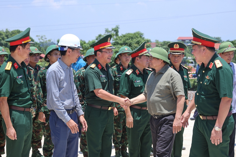 Thủ tướng Phạm Minh Chính kiểm tra tiến độ dự án cầu Phong Châu - Ảnh: VGP/Nhật Bắc Thủ tướng Phạm Minh Chính kiểm tra tiến độ dự án cầu Phong Châu - Ảnh: VGP/Nhật Bắc