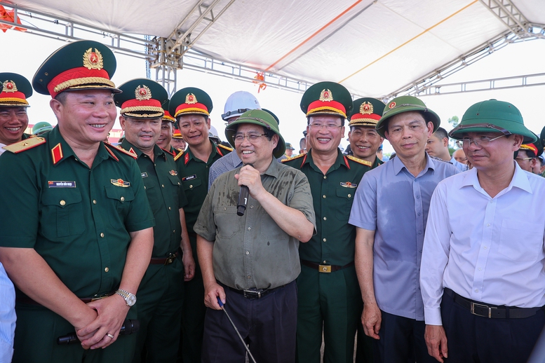 Thủ tướng trao đổi với các đơn vị liên quan khi kiểm tra tiến độ dự án cầu Phong Châu - Ảnh: VGP/Nhật Bắc Thủ tướng trao đổi với các đơn vị liên quan khi kiểm tra tiến độ dự án cầu Phong Châu - Ảnh: VGP/Nhật Bắc