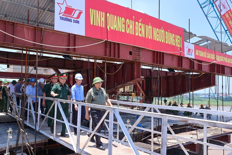 Thủ tướng Phạm Minh Chính kiểm tra tiến độ cầu Phong Châu