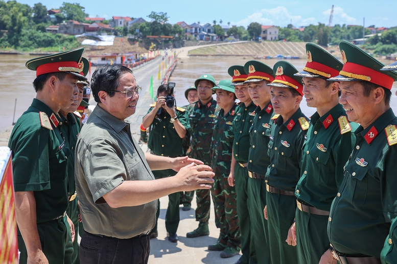 Thủ tướng động viên cán bộ, chiến sĩ Lữ đoàn 249, Binh chủng Công binh (Bộ Quốc phòng) – đơn vị đang đảm nhiệm vận hành cầu phao Phong Châu - Ảnh: VGP/Nhật Bắc Thủ tướng động viên cán bộ, chiến sĩ Lữ đoàn 249, Binh chủng Công binh (Bộ Quốc phòng) – đơn vị đang đảm nhiệm vận hành cầu phao Phong Châu - Ảnh: VGP/Nhật Bắc