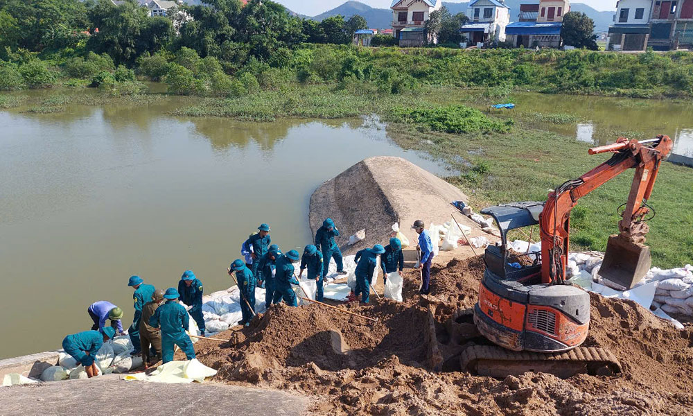 Bắc Ninh: Tập trung khắc phục sự cố ở bể tiêu năng trạm bơm Văn Sơn