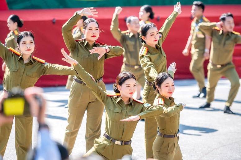 Đo&agrave;n nữ Cảnh s&aacute;t L&agrave;o tham gia m&agrave;n đồng diễn -Ảnh: VGP/PLi&ecirc;n