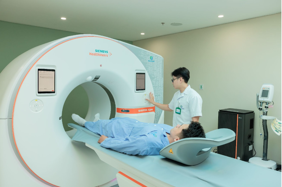 Khách tham dự đang trực tiếp trải nghiệm tầm soát sức khoẻ với hệ thống NAEOTOM Alpha