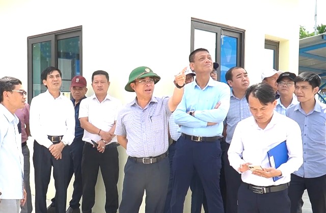 Phó Chủ tịch UBND TP. Đà Nẵng Trần Anh Tuấn kiểm tra thực tế địa điểm xây dựng trường học mới tại các xã biên giới.