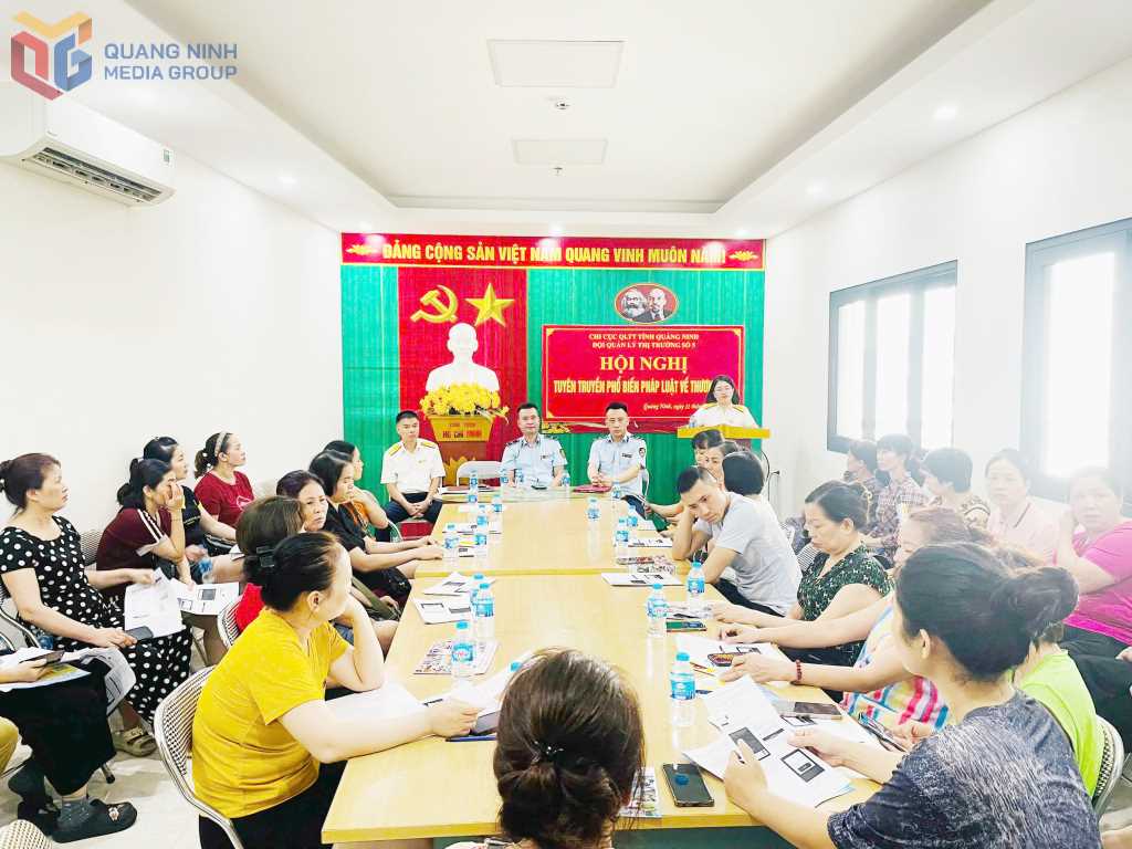 Cán bộ QLTT và ngành thuế phối hợp tuyên truyền, phổ biến chính sách thuế cho các hộ kinh doanh trên địa bàn. Cán bộ QLTT và ngành thuế phối hợp tuyên truyền, phổ biến chính sách thuế cho các hộ kinh doanh trên địa bàn.