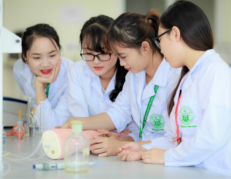 Giai đoạn 2025–2030: Sinh viên ngành Y sẽ được miễn học phí, nhận trợ cấp sinh hoạt, cơ hội du học quốc tế