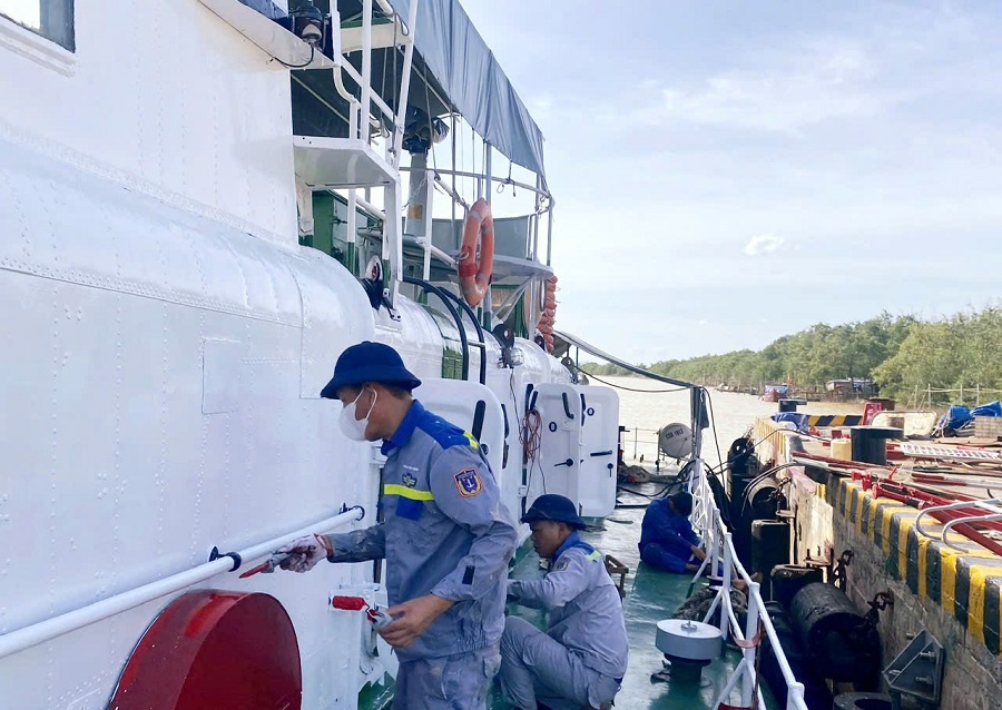 Cán bộ chiến sĩ Tàu CSB 1013 sơn phủ những chi tiết cuối cùng của thân vỏ tàu