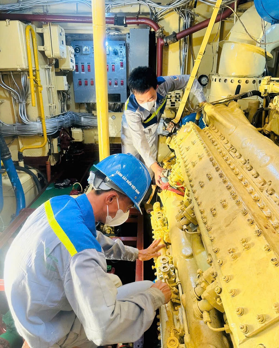 Ảnh 1,2: Sơn sửa khoang máy trước Tàu CSB 1011