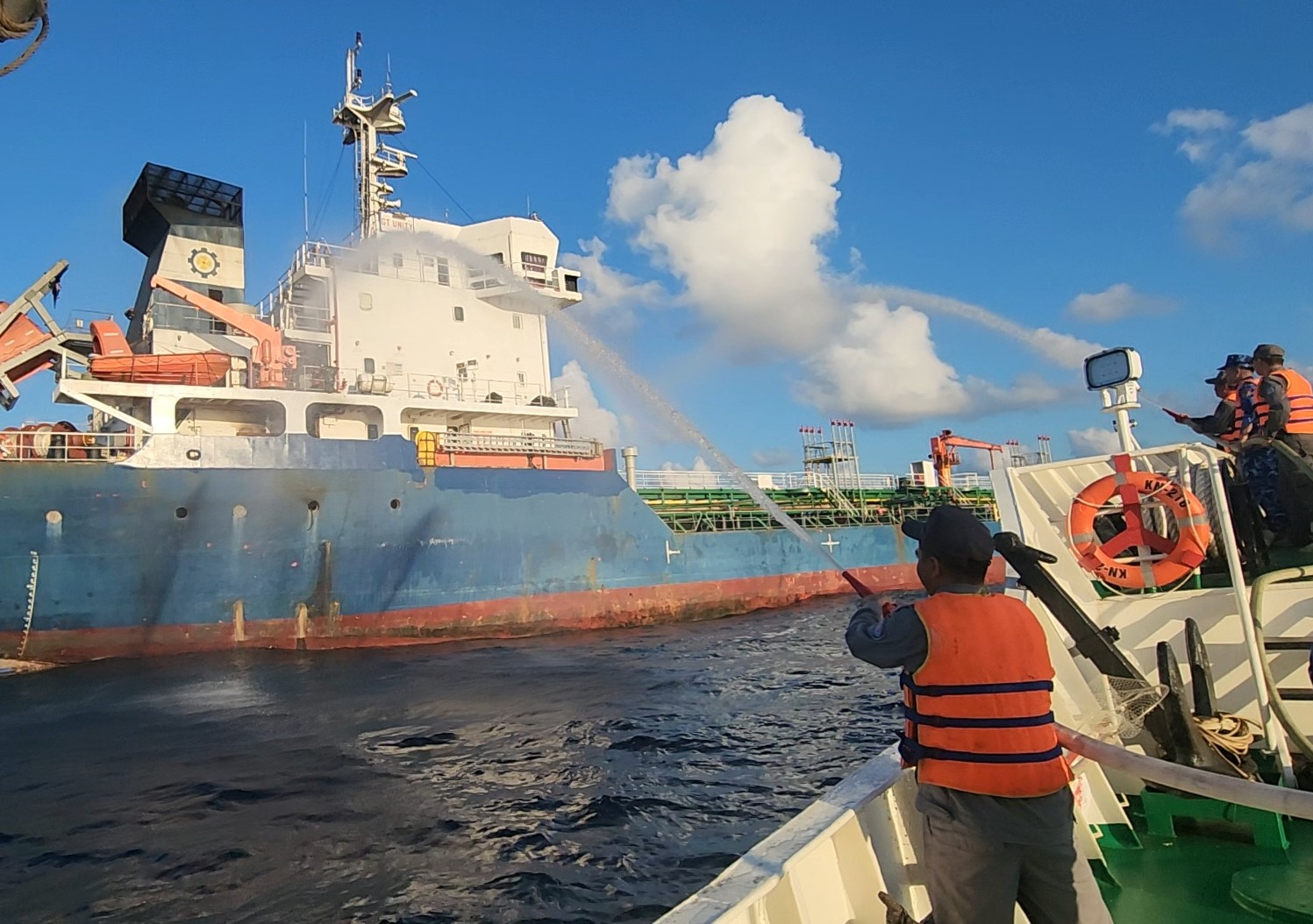 Tàu KN 210 cơ động kịp thời cứu nạn tàu dầu bị cháy trên vùng biển phía Nam Côn Đảo