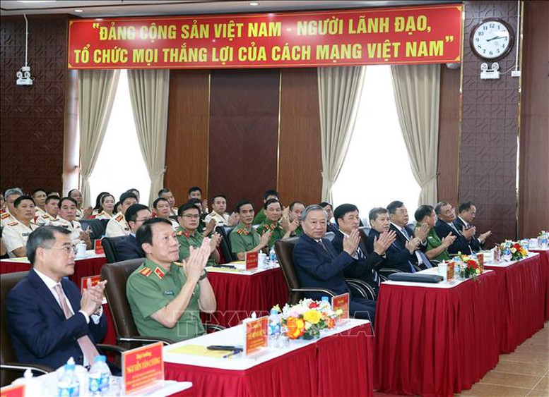 Tổng Bí thư Tô Lâm với các đại biểu - Ảnh: TTXVN Tổng Bí thư Tô Lâm với các đại biểu - Ảnh: TTXVN
