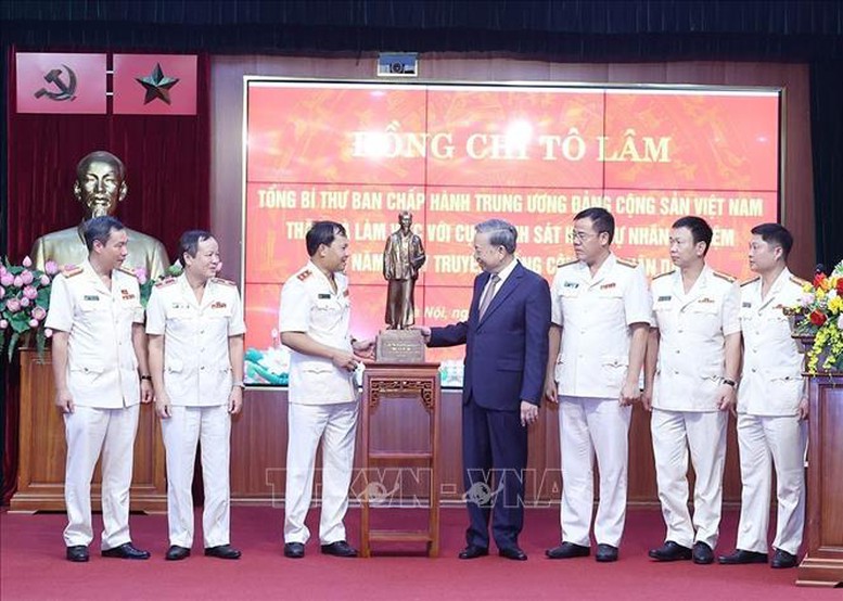 Tổng Bí thư Tô Lâm tặng bức tượng Chủ tịch Hồ Chí Minh cho Cục Cảnh sát hình sự - Ảnh: TTXVN Tổng Bí thư Tô Lâm tặng bức tượng Chủ tịch Hồ Chí Minh cho Cục Cảnh sát hình sự - Ảnh: TTXVN