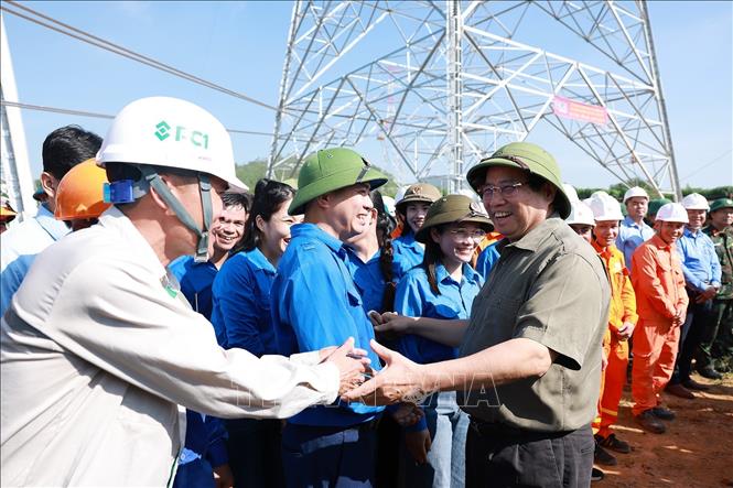 Thủ tướng Phạm Minh Chính động viên các lực lượng thi công Dự án Đường dây 500 kV Lào Cai - Vĩnh Yên trên địa bàn xã Thái Hoà, tỉnh Phú Thọ. Ảnh: Dương Giang/TTXVN