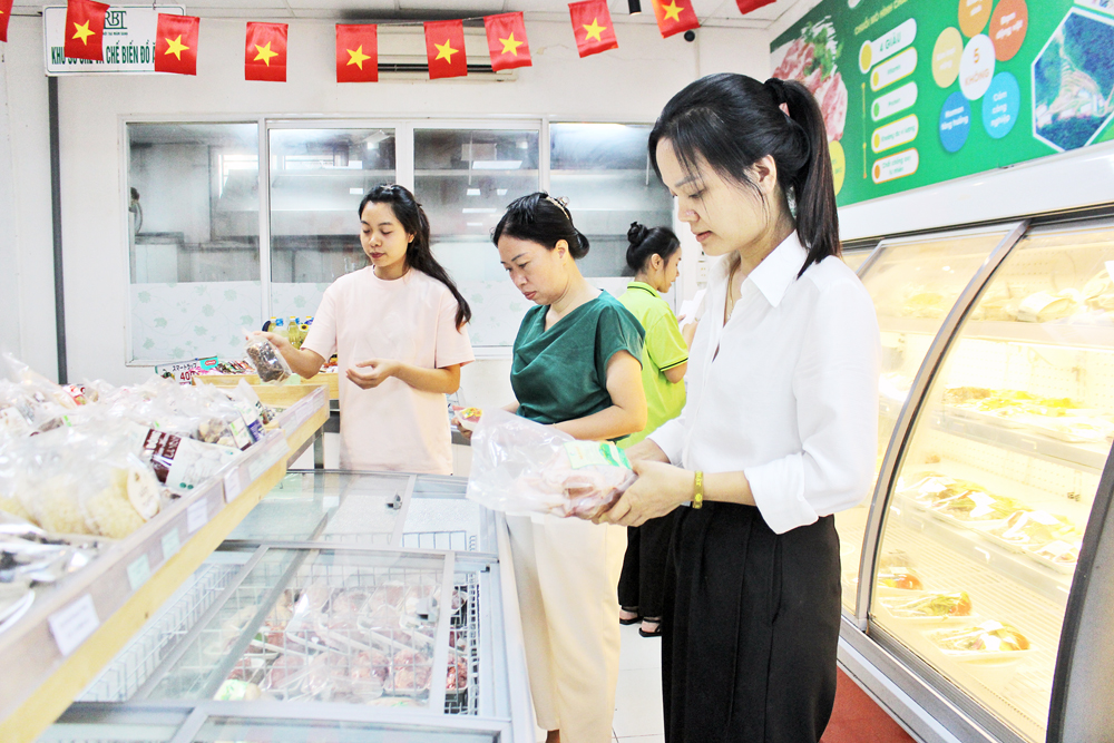 Thực phẩm tươi sống tại cửa hàng thực phẩm sạch Ruộng Bậc Thang được bảo quản trong tủ mát chuyên dụng.