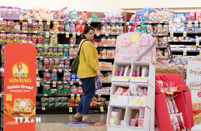 Người dân mua sắm tại siêu thị ở Millbrae (Mỹ). (Ảnh: THX/TTXVN)