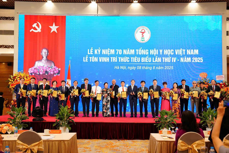 Nguyên Phó Chủ tịch nước Nguyễn Thị Doan và Thứ trưởng Bộ Y tế Trần Văn Thuấn trao tôn vinh các trí thức tiêu biểu Nguyên Phó Chủ tịch nước Nguyễn Thị Doan và Thứ trưởng Bộ Y tế Trần Văn Thuấn trao tôn vinh các trí thức tiêu biểu