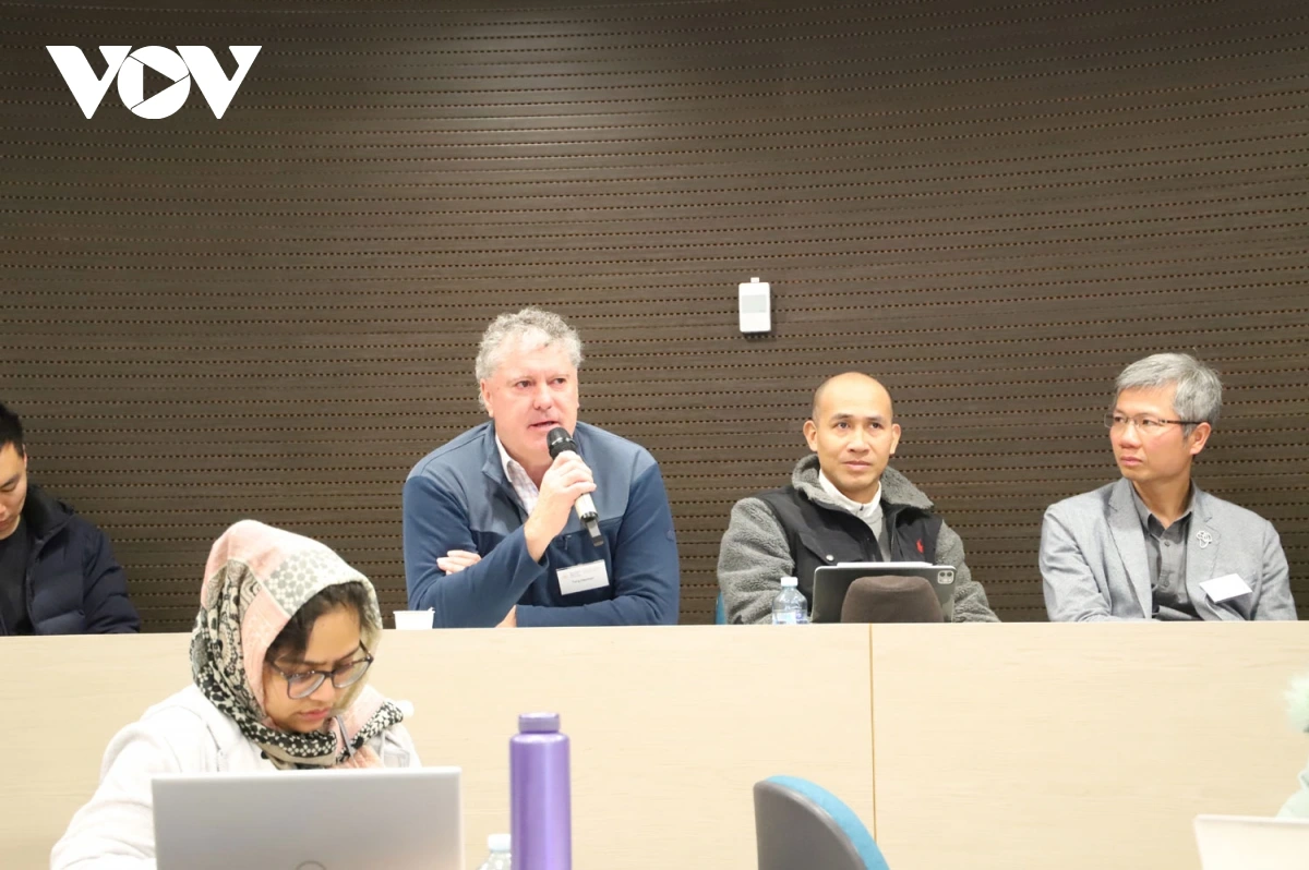 Khách mời đặt câu hỏi cho các diễn giả tại hội thảo Cập nhật Việt Nam 2025.