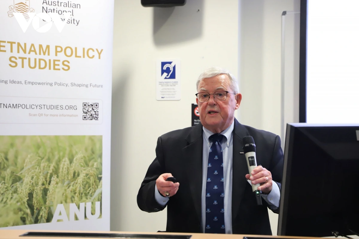 Giáo sư Carl Thayer thuyết trình tại hội thảo Cập nhật Việt Nam 2025.