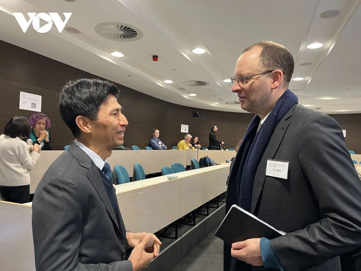Giáo sư Paul Burke trao đổi với Phó Đại sứ Việt Nam tại Australia Nghiêm Xuân Hòa.