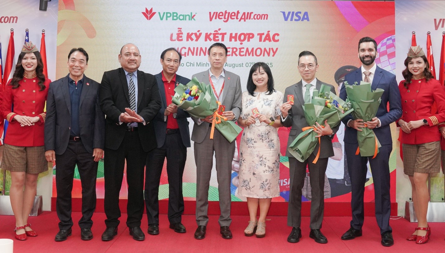 Vietjet tiên phong kết nối tiêu dùng số với thẻ tín dụng đồng thương hiệu YOJO hợp tác với VPBank