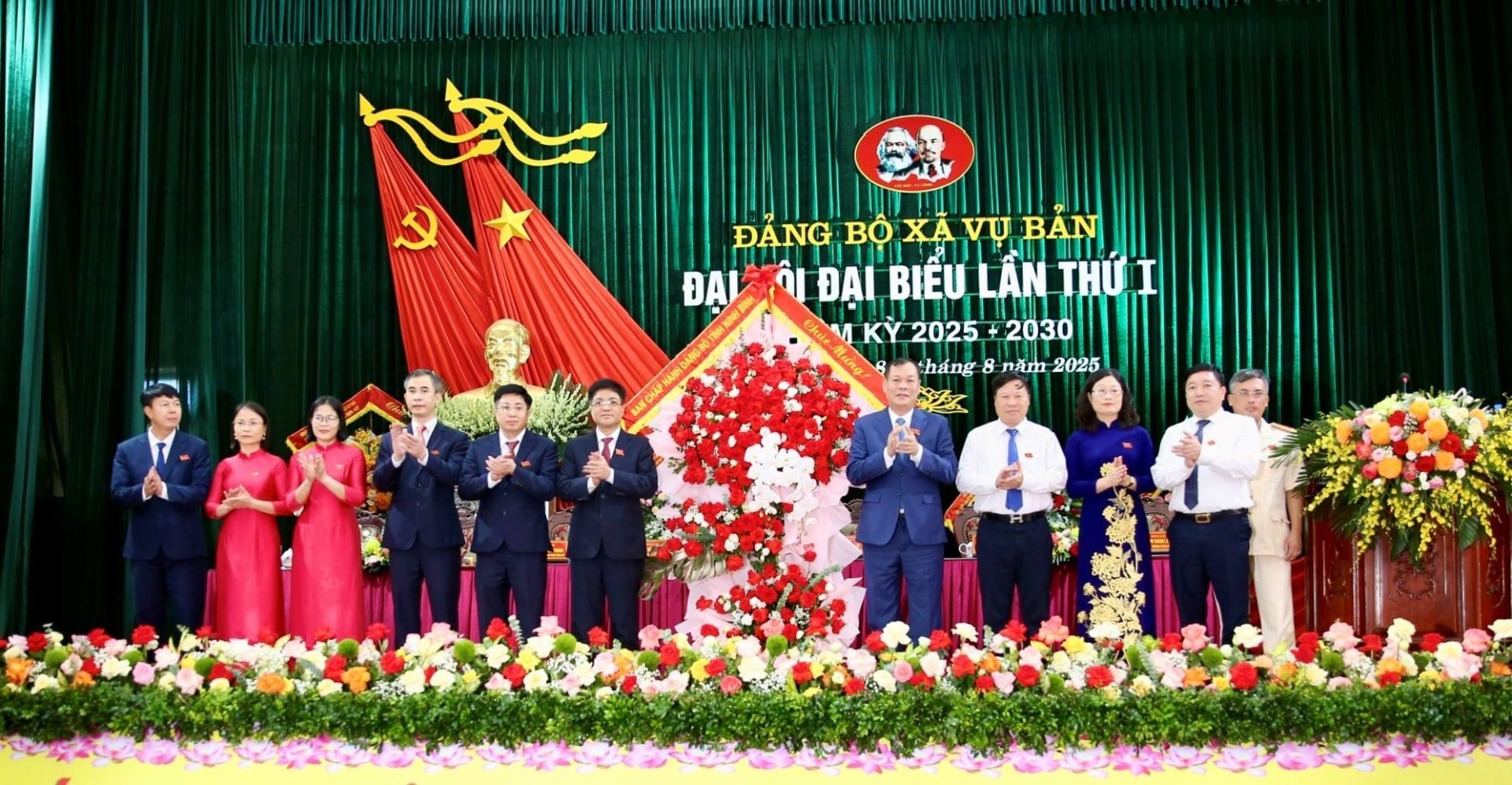 Đồng chí Lê Quốc Chỉnh, Phó Bí thư Tỉnh ủy, Chủ tịch HĐND tỉnh Ninh Bình  phát biểu chỉ đạo và tặng hoa chúc mừng Đại hội