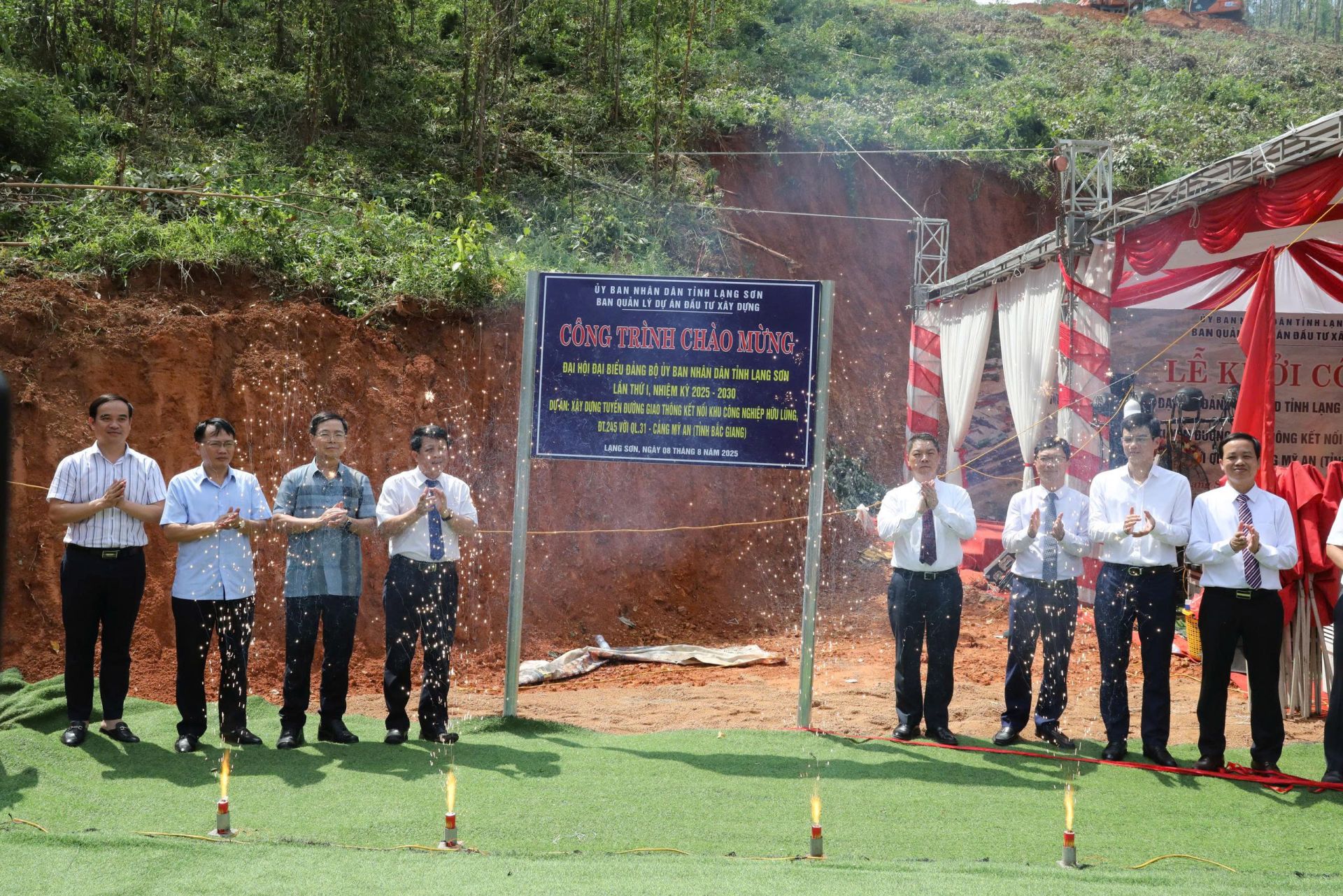Các đại biểu tham gia gắn biển công trình chào mừng Đại hội Đảng bộ UBND tỉnh Lạng Sơn lần thứ I, nhiệm kỳ 2025-2030
