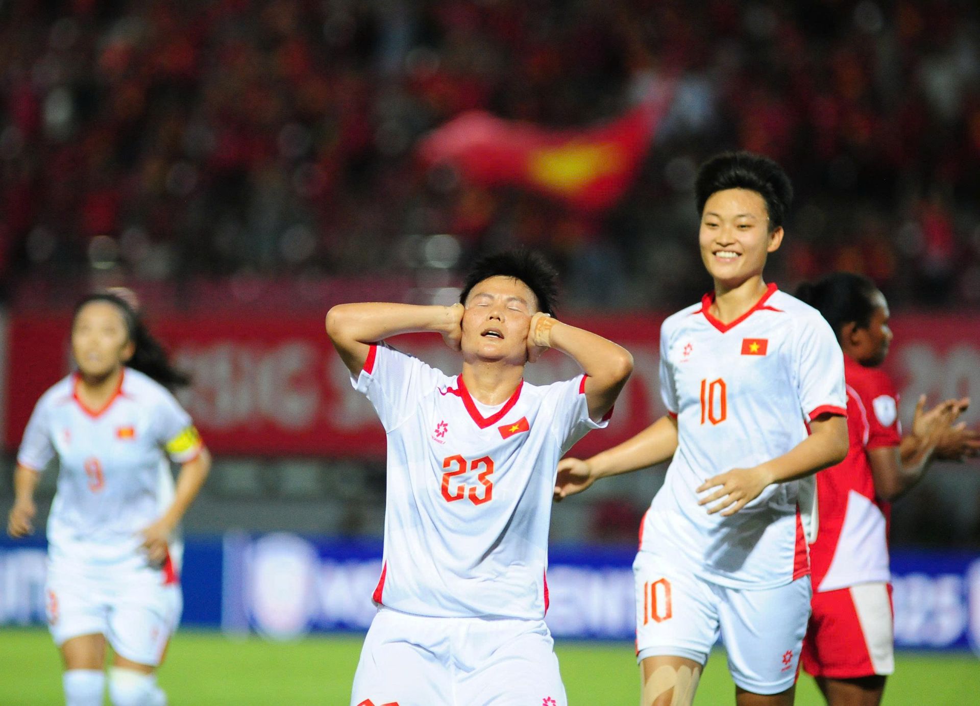 Việt Nam tạm xếp thứ hai tại bảng A do ít hơn Thái Lan về hiệu số bàn thắng bại, HLV Mai Đức Chung bày tỏ quyết tâm giành chiến thắng ở lượt đấu cuối vòng bảng. Việt Nam tạm xếp thứ hai tại bảng A do ít hơn Thái Lan về hiệu số bàn thắng bại, HLV Mai Đức Chung bày tỏ quyết tâm giành chiến thắng ở lượt đấu cuối vòng bảng.