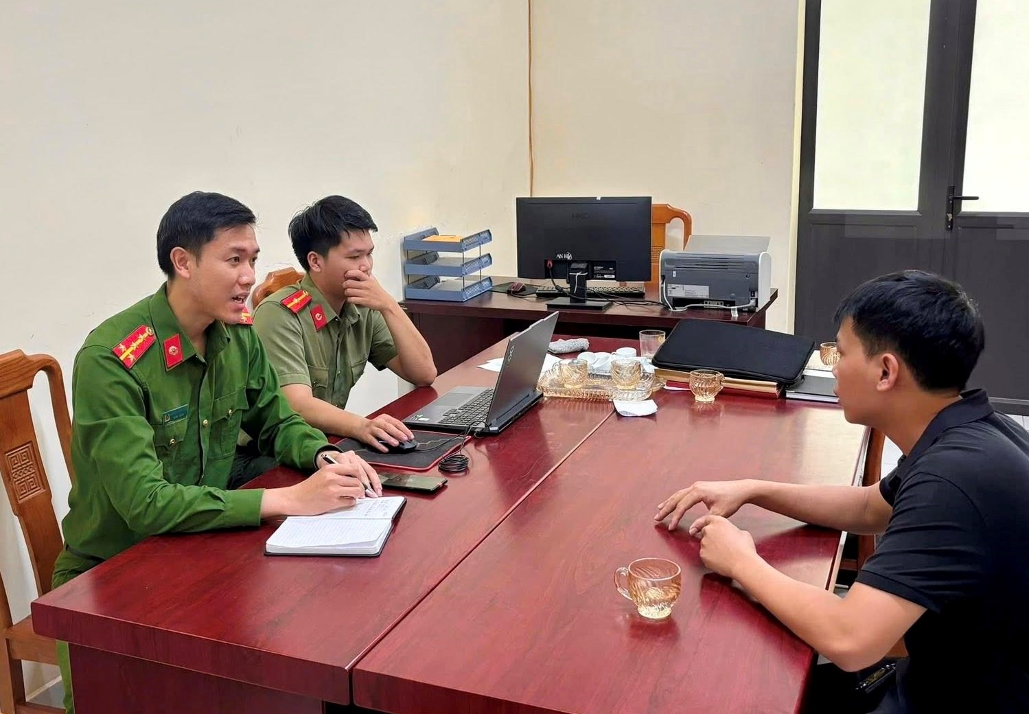 Sau khi được tuyên truyền, anh Nguyễn Văn L. đã nhận thức ra sai phạm của mình Sau khi được tuyên truyền, anh Nguyễn Văn L. đã nhận thức ra sai phạm của mình