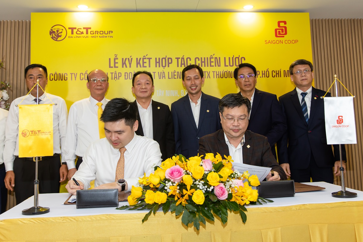 Ông Đỗ Vinh Quang, Phó Chủ tịch HĐQT T&T Group và ông Phạm Trung Kiên, Uỷ viên HĐQT, Phụ trách Ban Tổng giám đốc Saigon Co.op kí kết hợp tác chiến lược Ông Đỗ Vinh Quang, Phó Chủ tịch HĐQT T&T Group và ông Phạm Trung Kiên, Uỷ viên HĐQT, Phụ trách Ban Tổng giám đốc Saigon Co.op kí kết hợp tác chiến lược