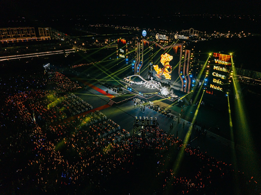 “Khơi mạch nguồn Di sản – Vững bước Kỷ nguyên mới” là sự kiện do Tập đoàn T&T Group tổ chức nhằm hướng tới Kỷ niệm 80 năm Cách mạng tháng Tám và Quốc khánh 2/9. Đại nhạc hội đã đưa hàng chục nghìn khán giả bước vào hành trình nghệ thuật đỉnh cao với hiệu ứng âm thanh - ánh sáng mãn nhãn. “Khơi mạch nguồn Di sản – Vững bước Kỷ nguyên mới” là sự kiện do Tập đoàn T&T Group tổ chức nhằm hướng tới Kỷ niệm 80 năm Cách mạng tháng Tám và Quốc khánh 2/9. Đại nhạc hội đã đưa hàng chục nghìn khán giả bước vào hành trình nghệ thuật đỉnh cao với hiệu ứng âm thanh - ánh sáng mãn nhãn.