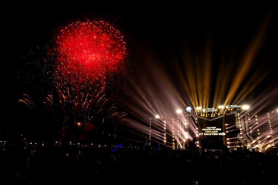 Màn trình diễn pháo hoa nghệ thuật mãn nhãn trên bầu trời đêm Thành phố Thiên niên kỷ T&T City Millennia
