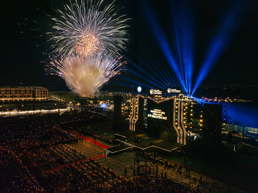 Màn trình diễn phóa hoa nghệ thuật mãn nhãn khiến toàn bộ sân khấu vỡ òa trong cảm xúc. Màn trình diễn phóa hoa nghệ thuật mãn nhãn khiến toàn bộ sân khấu vỡ òa trong cảm xúc.