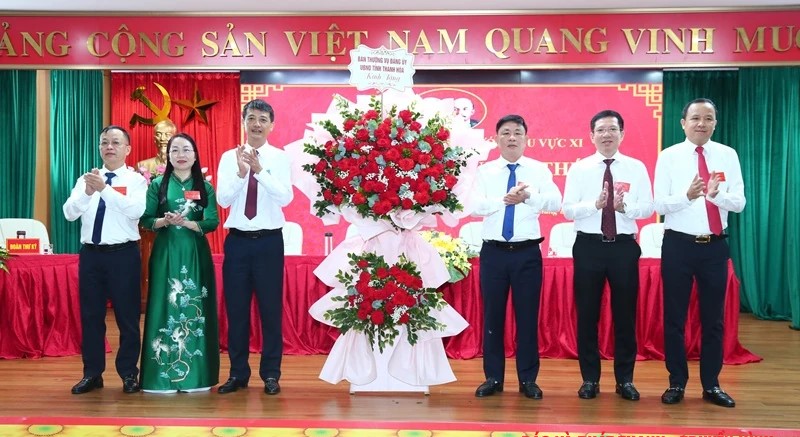 Ông Đỗ Hồng Quang, Phó Bí thư Đảng ủy UBND tỉnh tặng hoa chúc mừng Đại hội Đảng bộ Kho bạc Nhà nước khu vực XI.