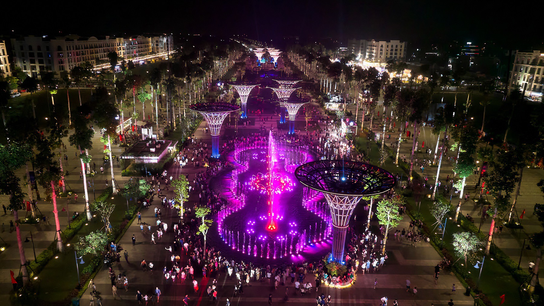 Quảng trưởng biển Sầm Sơn thu hút đông đảo du khách tham quan du lịch mỗi dịp hè về