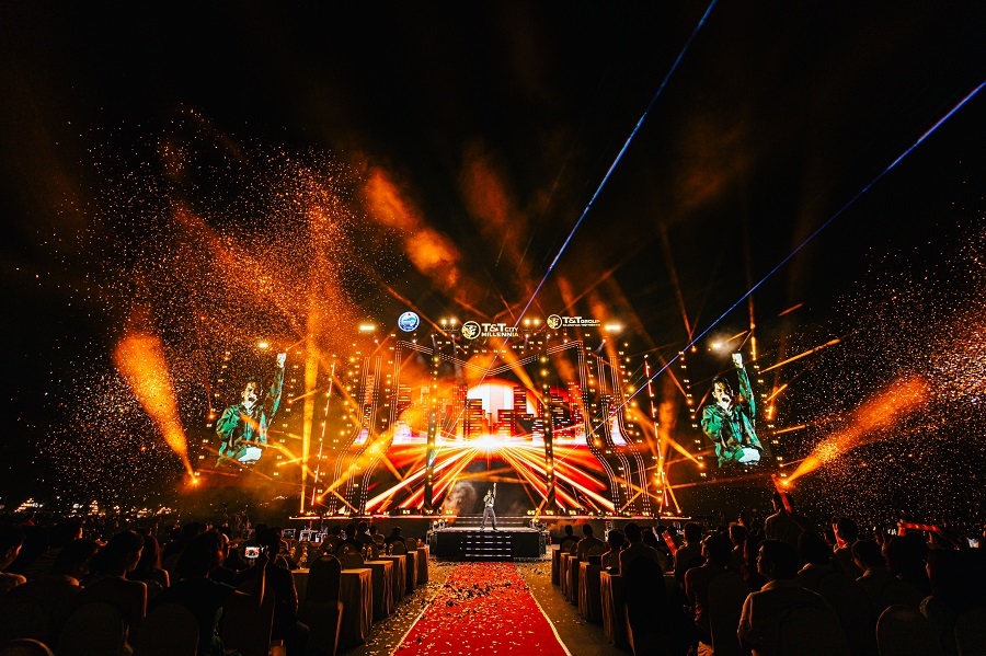 Sân khấu được thiết kế với quy mô cực lớn với hệ thống LED đa dạng, giúp mở rộng tối đa mọi cảm giác của hàng vạn khán giả có mặt tại concert lớn nhất Tây Ninh tháng 8 này. Sân khấu được thiết kế với quy mô cực lớn với hệ thống LED đa dạng, giúp mở rộng tối đa mọi cảm giác của hàng vạn khán giả có mặt tại concert lớn nhất Tây Ninh tháng 8 này.