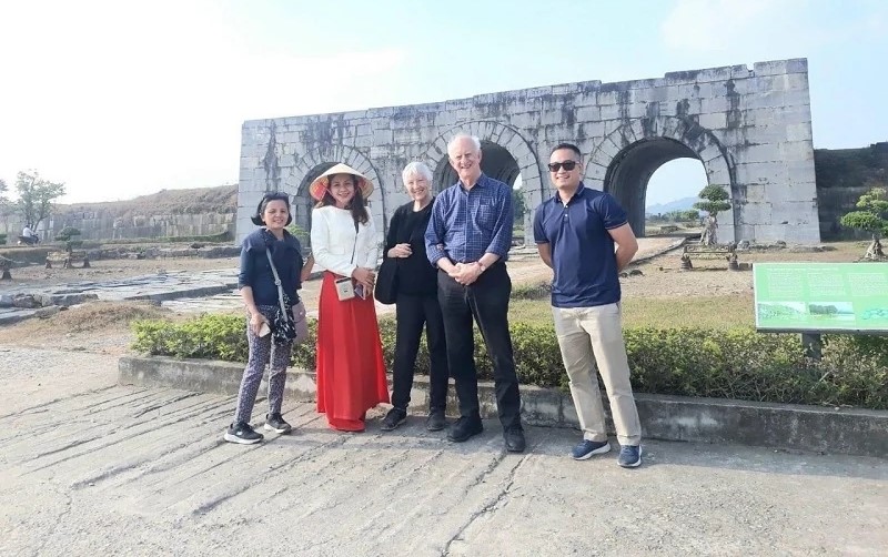 Du khách quốc tế tham quan tại Di sản văn hóa thế giới Thành Nhà Hồ (Vĩnh Lộc). Du khách quốc tế tham quan tại Di sản văn hóa thế giới Thành Nhà Hồ (Vĩnh Lộc).