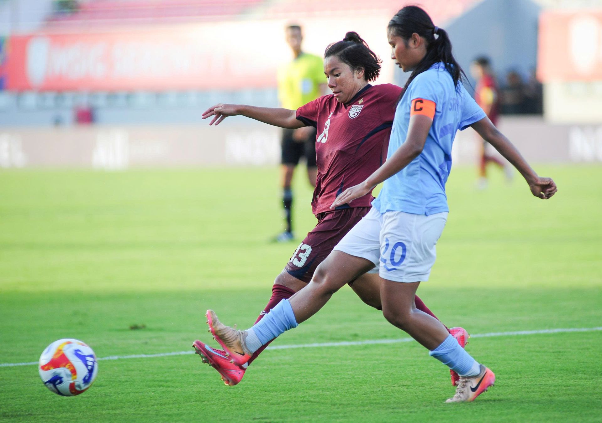 Pha tranh chấp bóng tại trận giữa Việt Nam và Indonesia tối ngày 9/8/2025 Pha tranh chấp bóng tại trận giữa Việt Nam và Indonesia tối ngày 9/8/2025