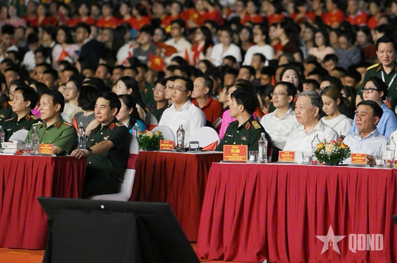 Tổng Bí thư Tô Lâm và các đại biểu tham dự tại điểm cầu Hà Nội - Ảnh: QĐND Tổng Bí thư Tô Lâm và các đại biểu tham dự tại điểm cầu Hà Nội - Ảnh: QĐND