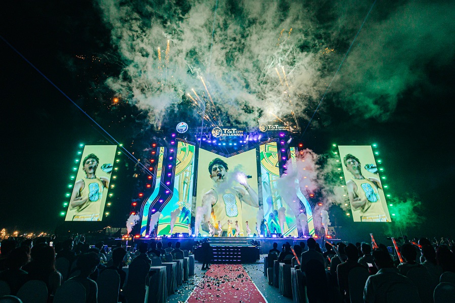 Không dừng lại ở đó, một loạt các hiệu ứng hiện đại như pháo hoa, laser, LED visual… càng khiến các phần trình diễn trở nên bùng nổ hơn. Không dừng lại ở đó, một loạt các hiệu ứng hiện đại như pháo hoa, laser, LED visual… càng khiến các phần trình diễn trở nên bùng nổ hơn.